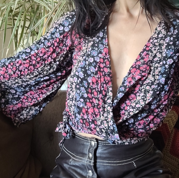 Flower wrap top - Picture 3 of 5